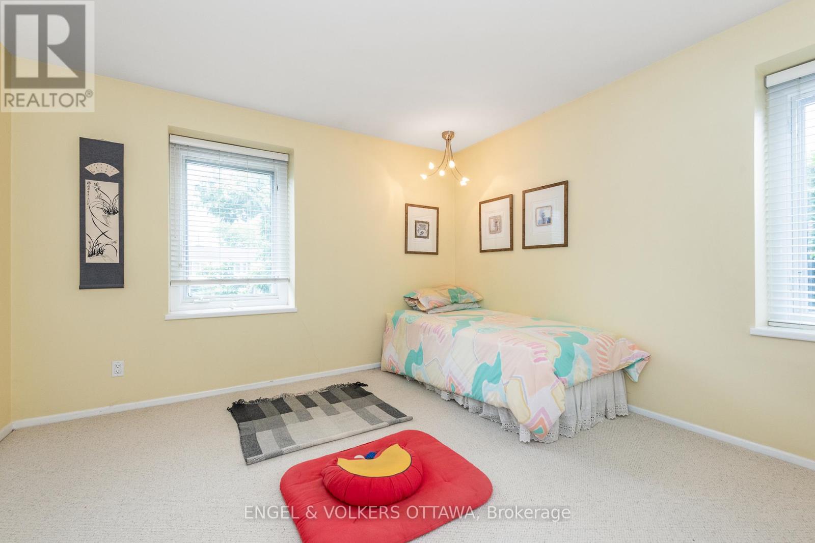 899 Dresden Crescent