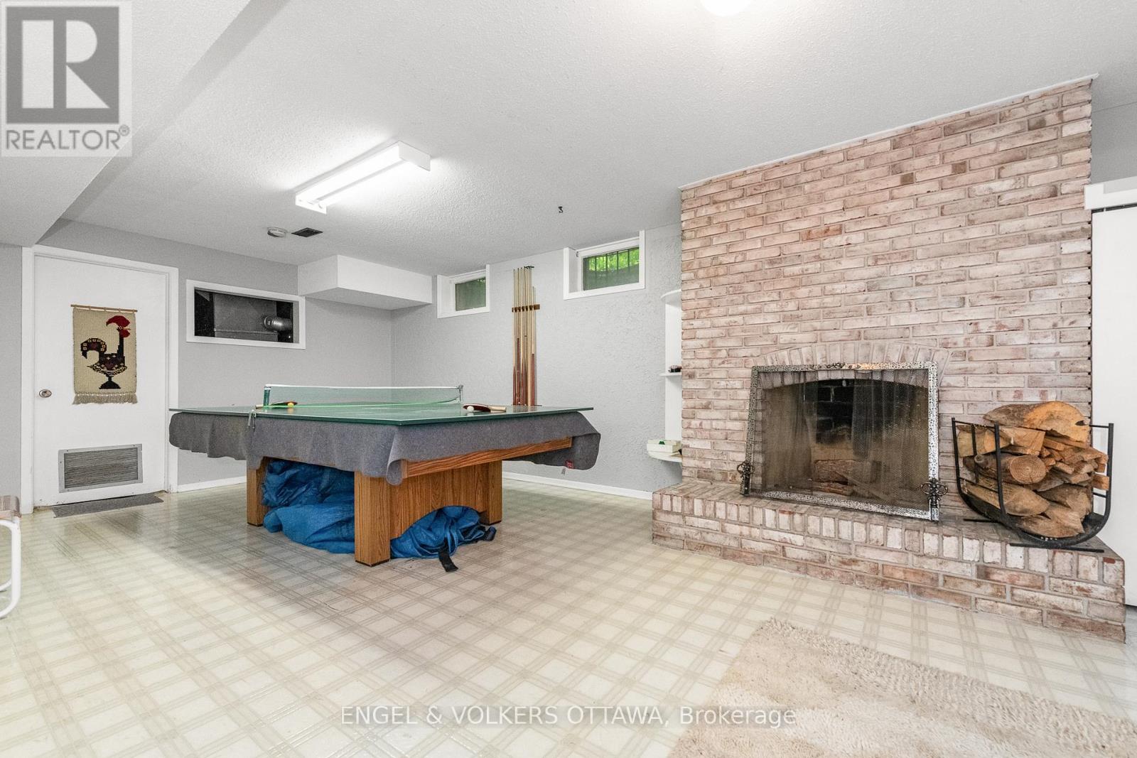 899 Dresden Crescent