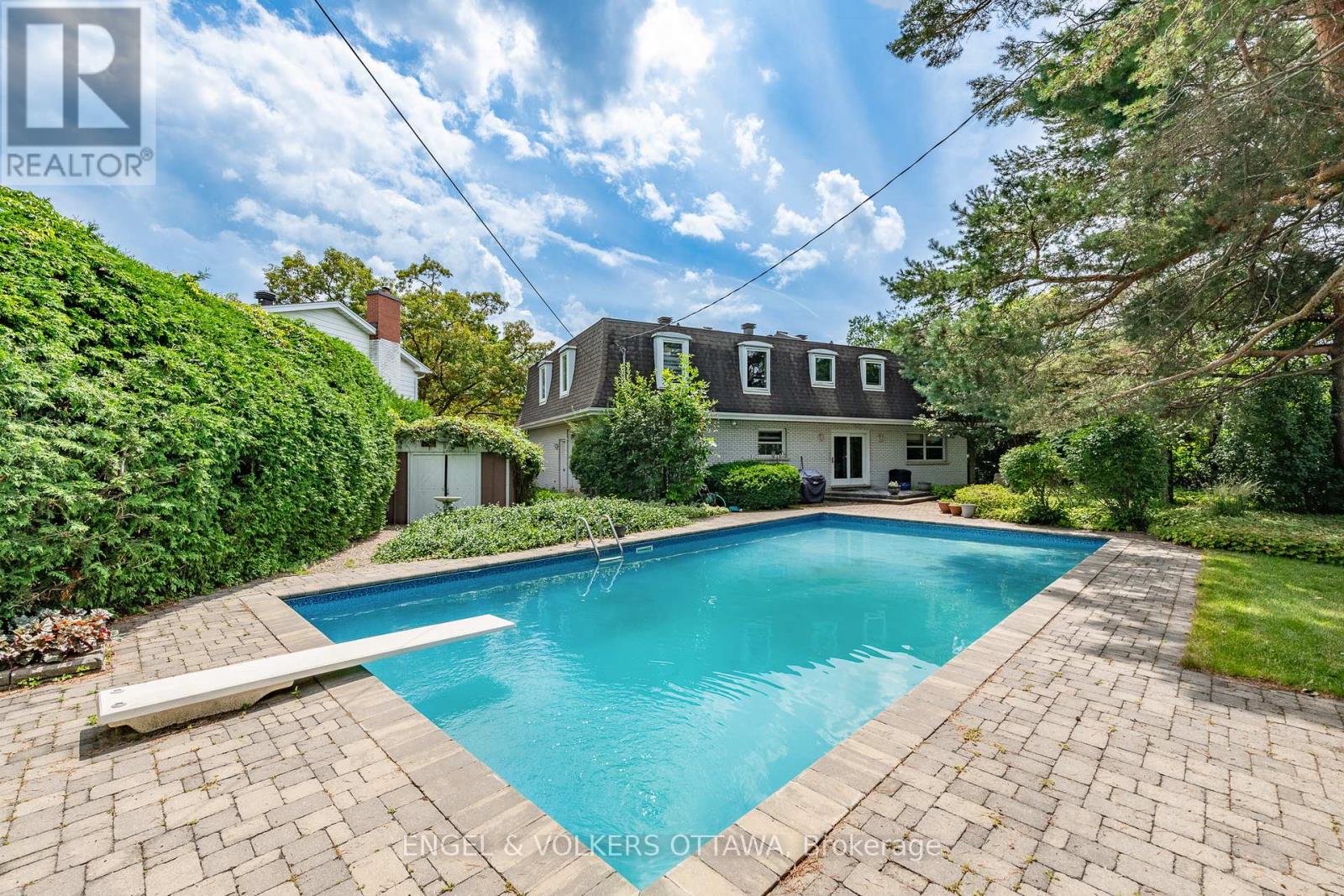 899 Dresden Crescent