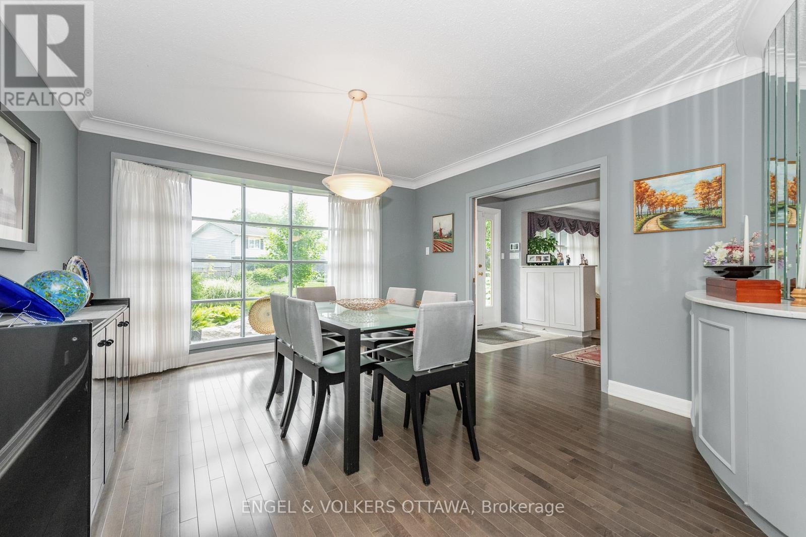 899 Dresden Crescent