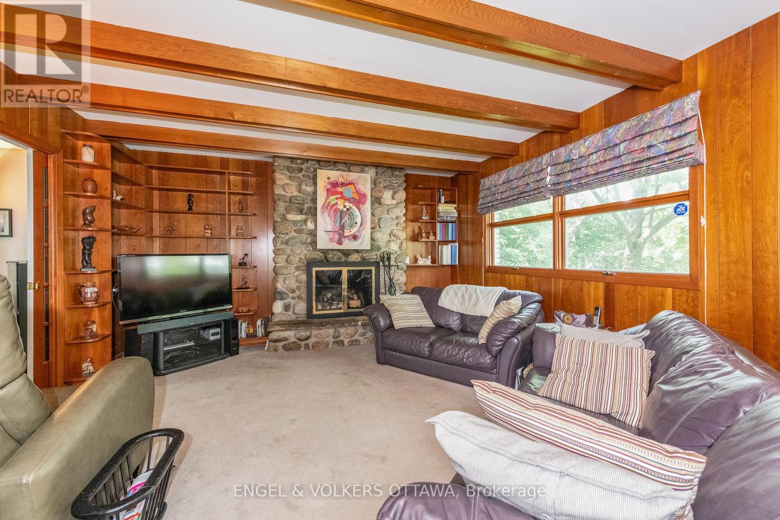 899 Dresden Crescent