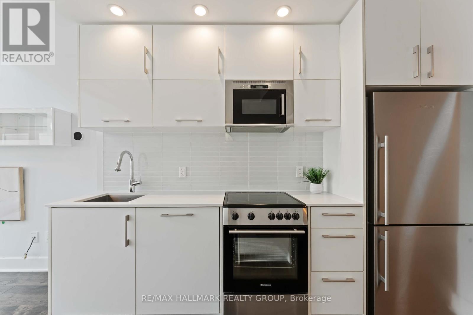 1209 - 255 Bay Street