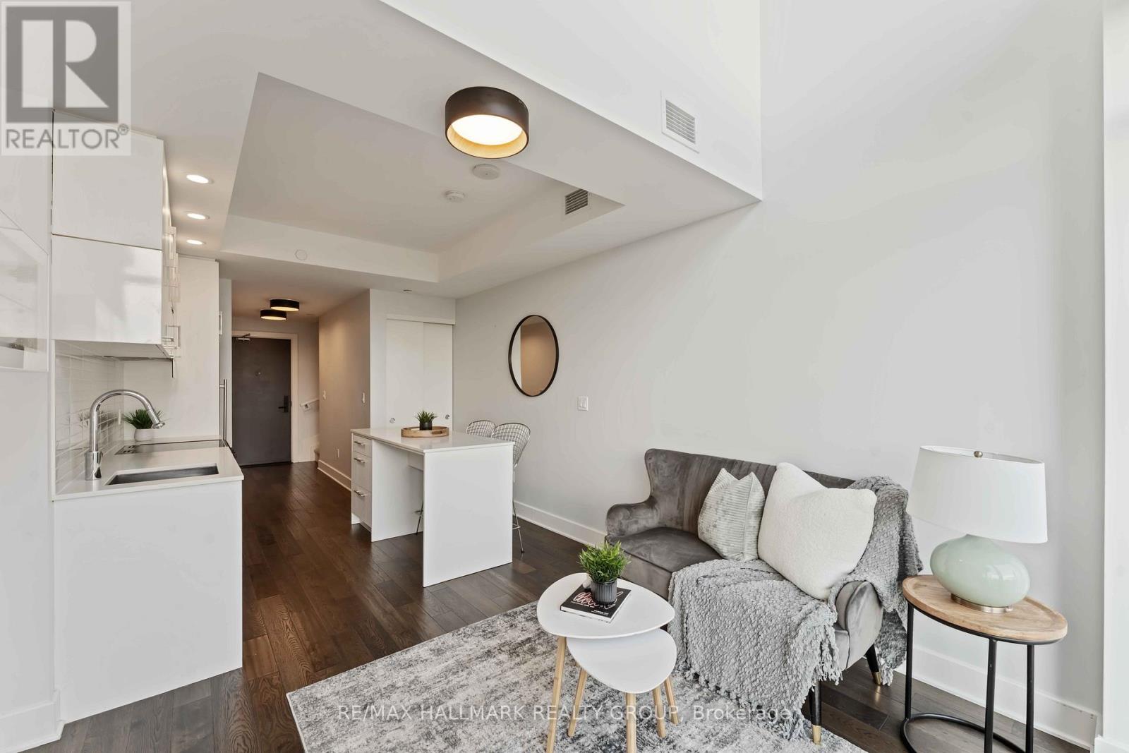 1209 - 255 Bay Street