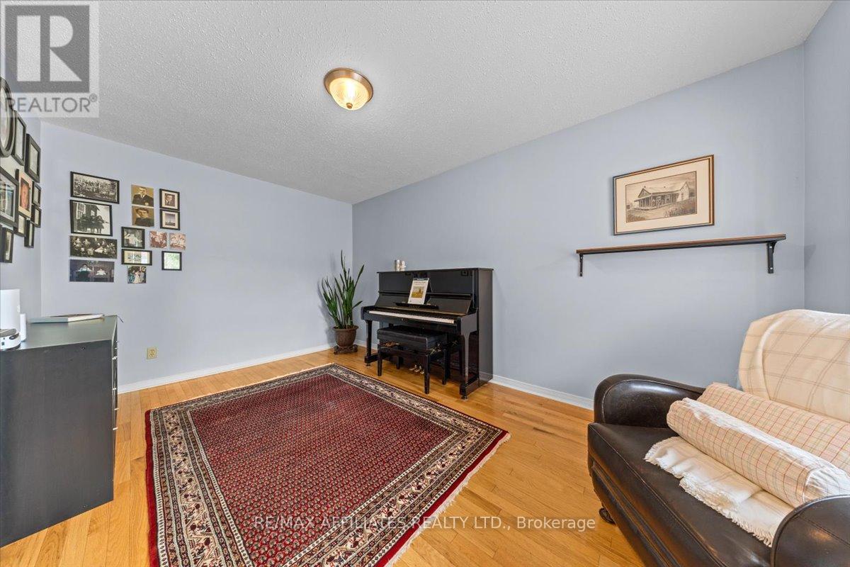 605 Falwyn Crescent