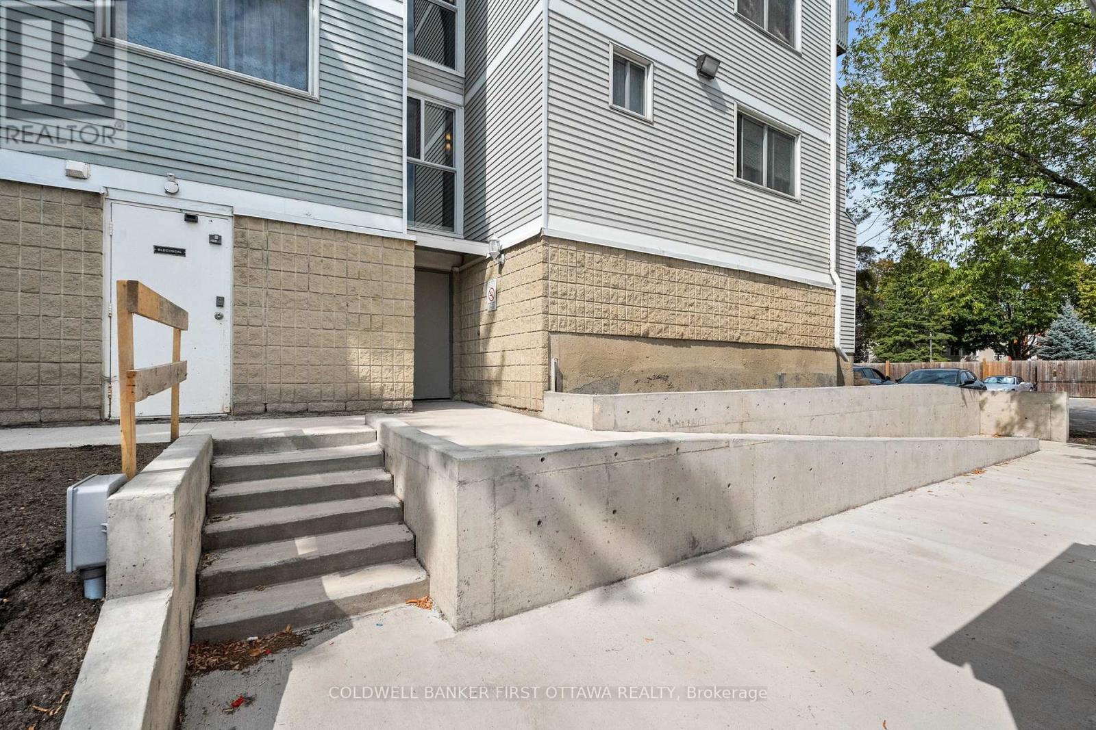 400 - 216 Viewmount Drive