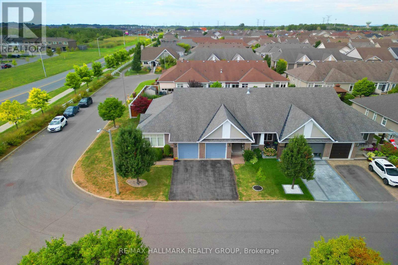 325 Farincourt Crescent