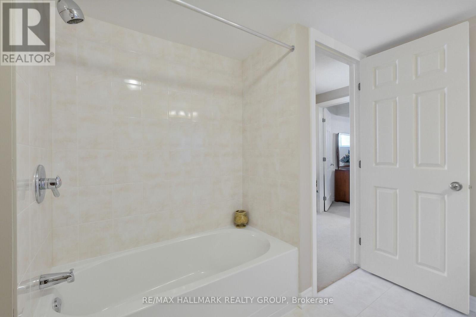 325 Farincourt Crescent