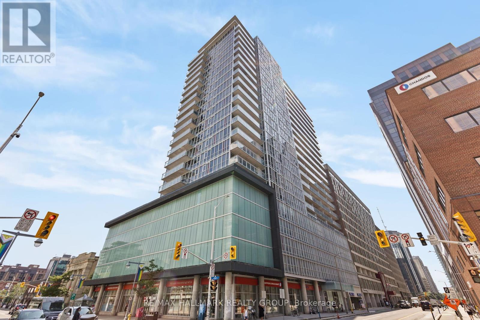 2105 - 324 Laurier Avenue W
