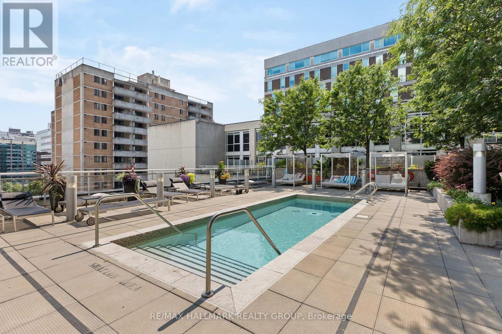 2105 - 324 Laurier Avenue W