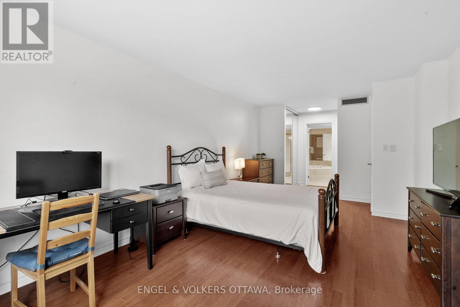 305 - 3105 Carling Avenue