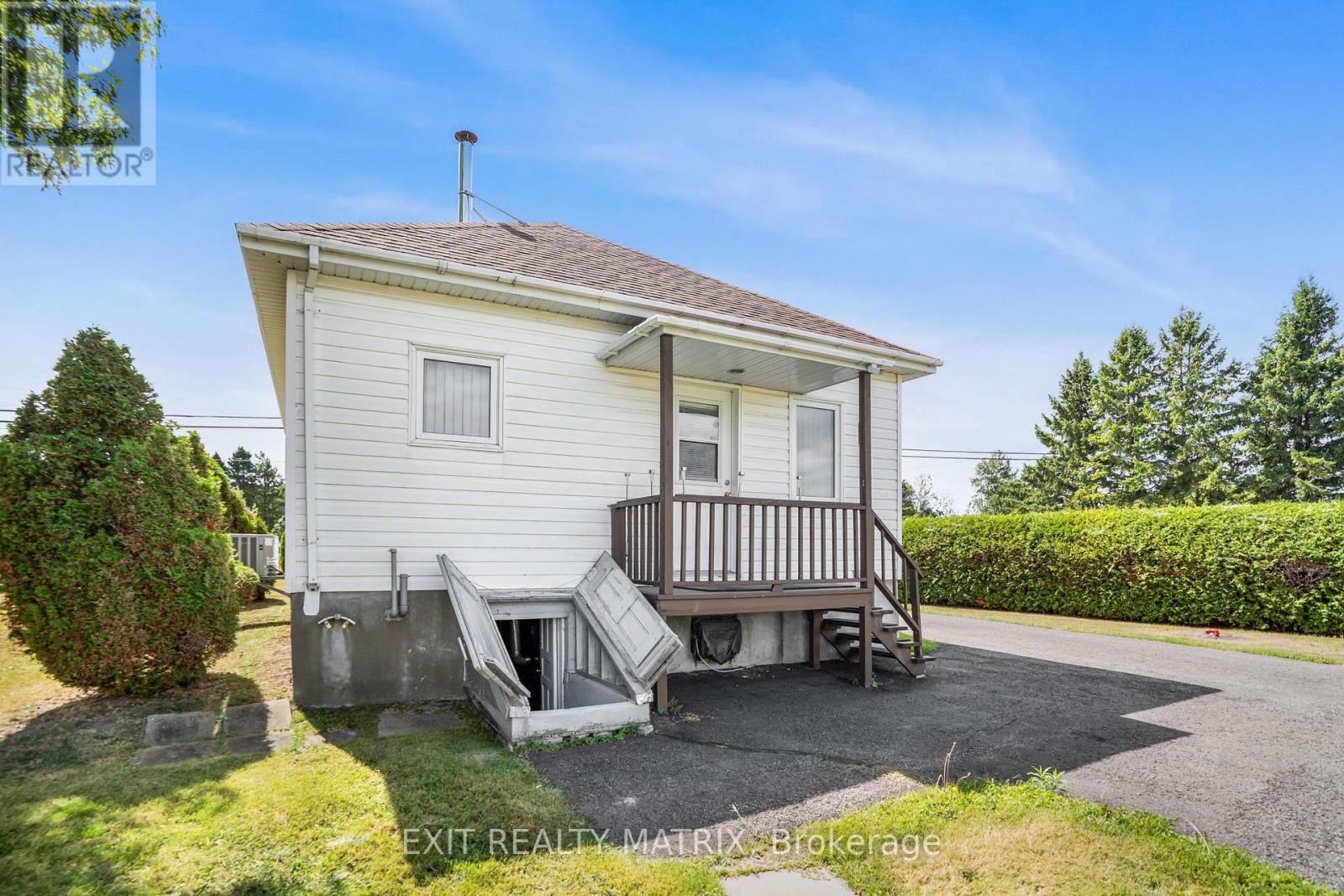 48 Front Road W