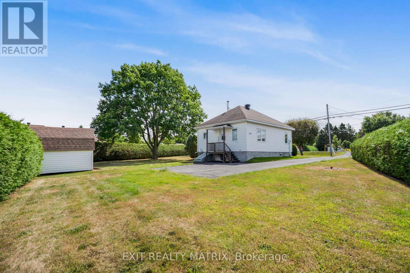 48 Front Road W