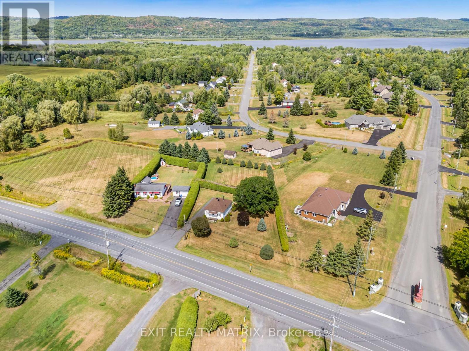 48 Front Road W