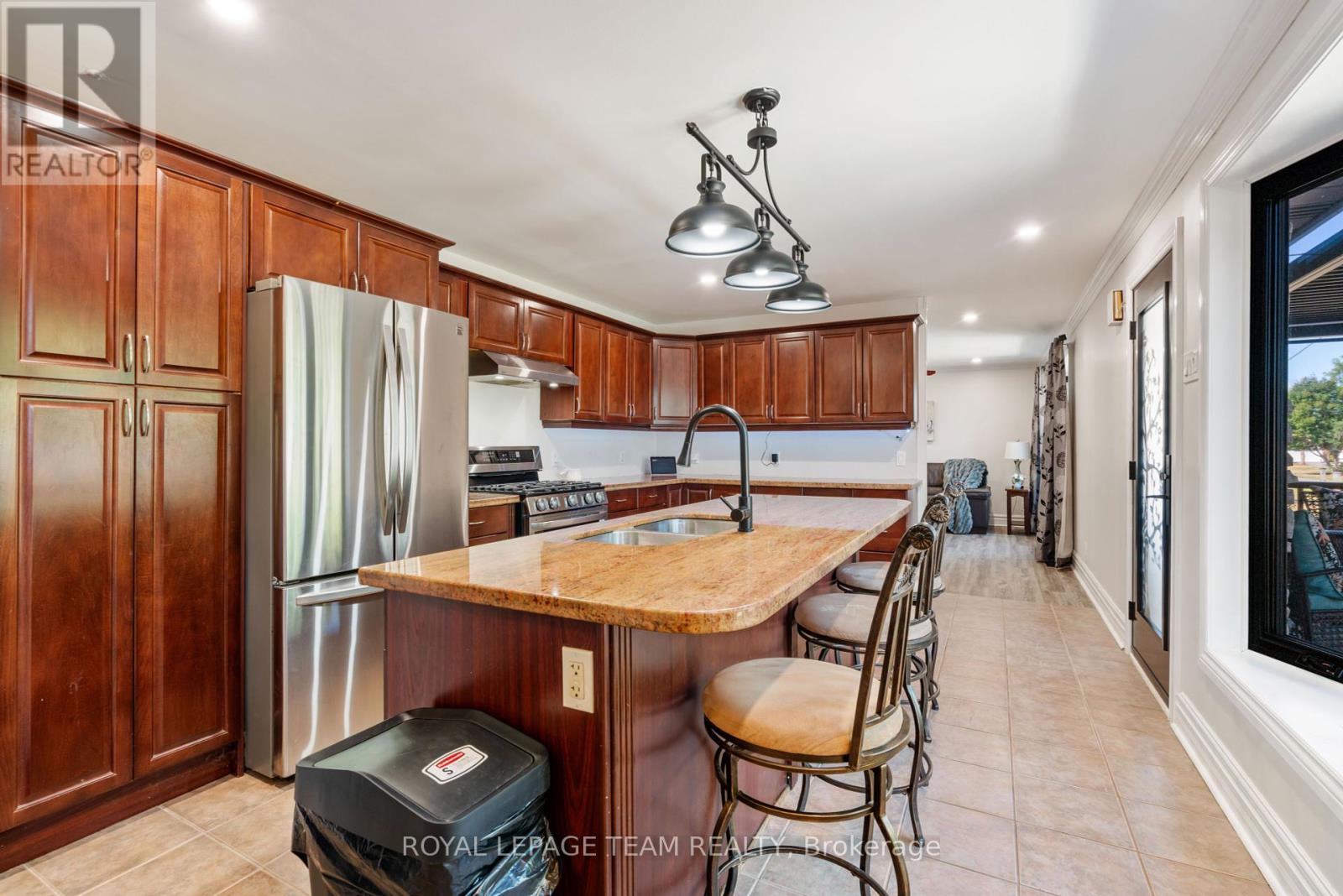 565 Dufferin Street W