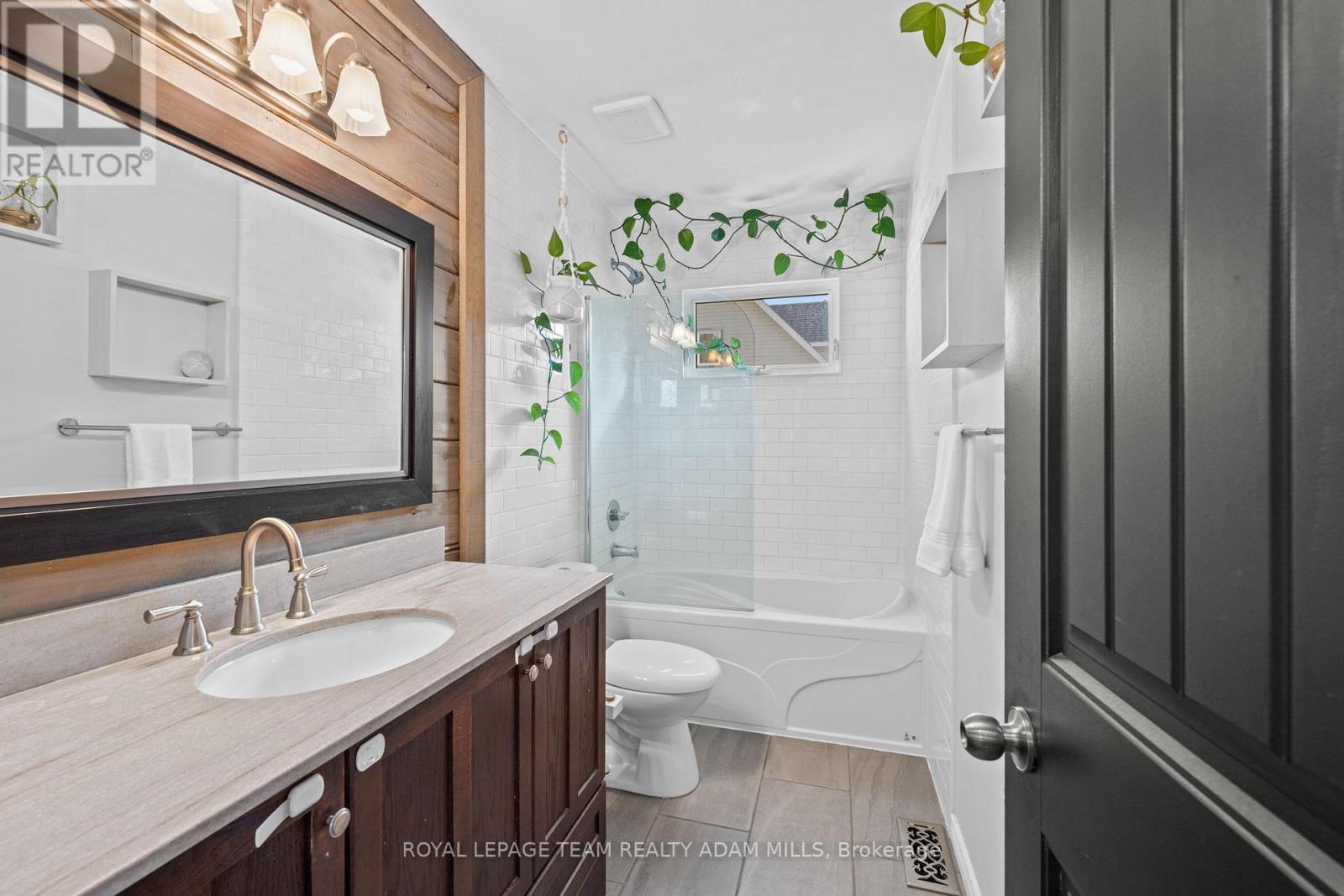 1095 Boucher Crescent