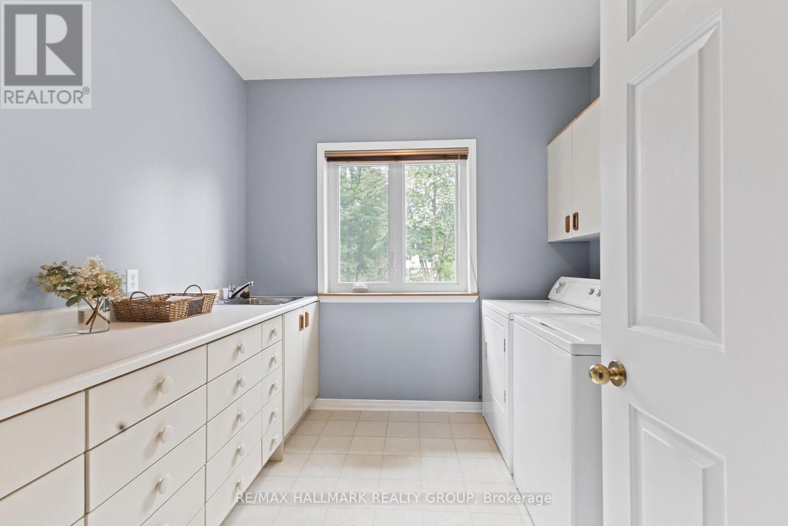 1103 Rideau Bend Crescent