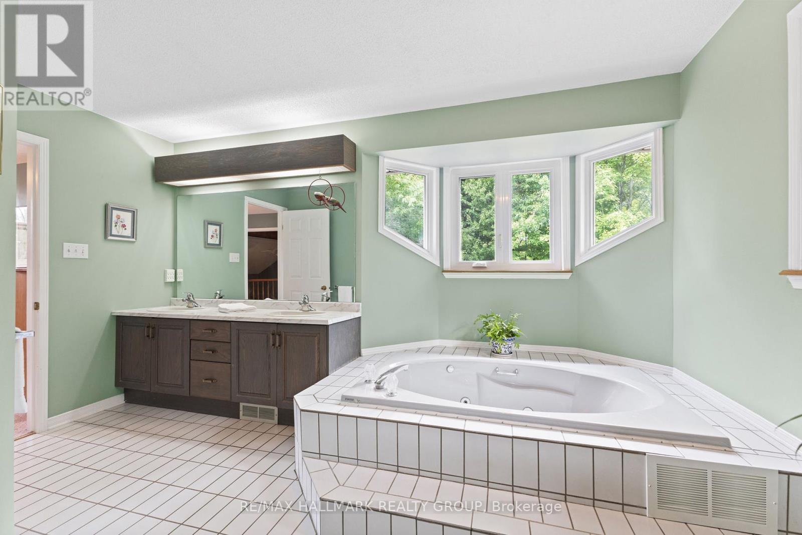 1103 Rideau Bend Crescent