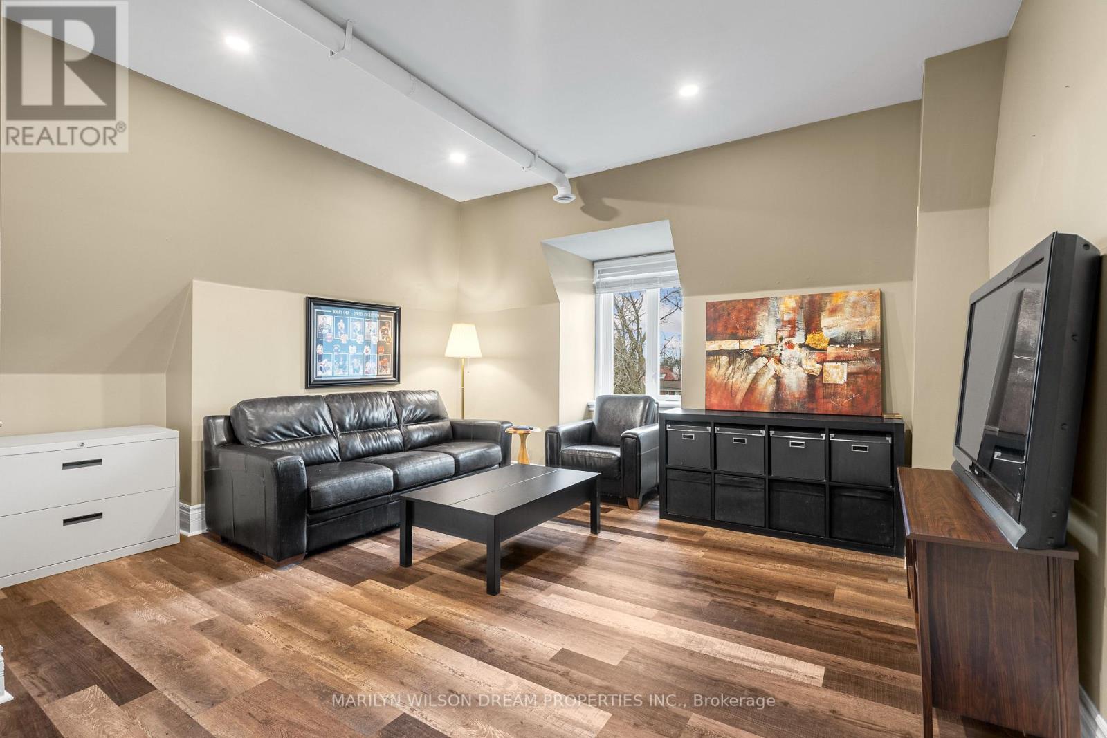 24 Lake Avenue W