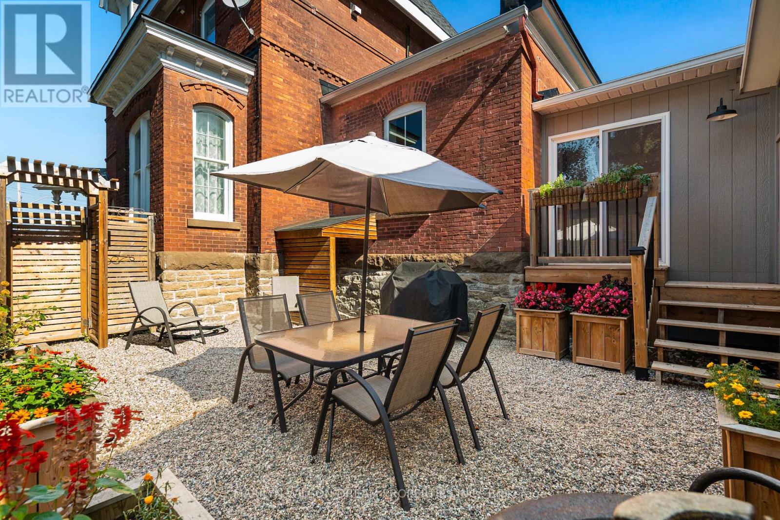 24 Lake Avenue W
