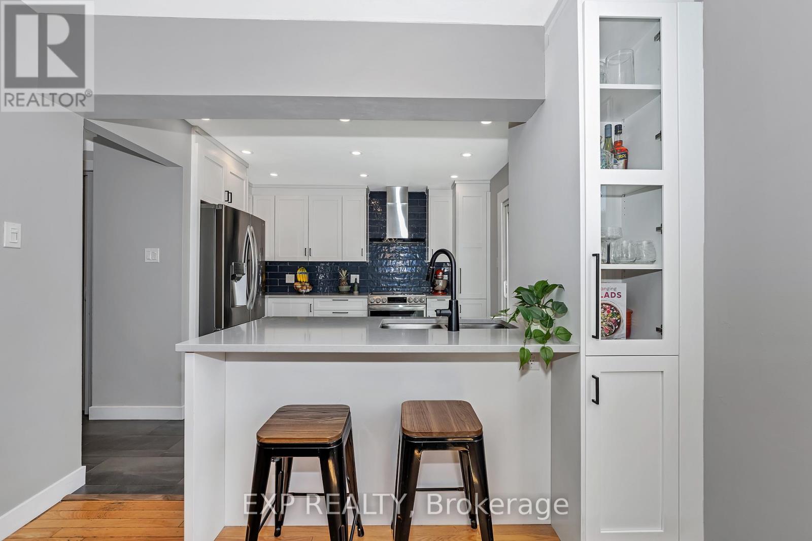 1943 Longman Crescent