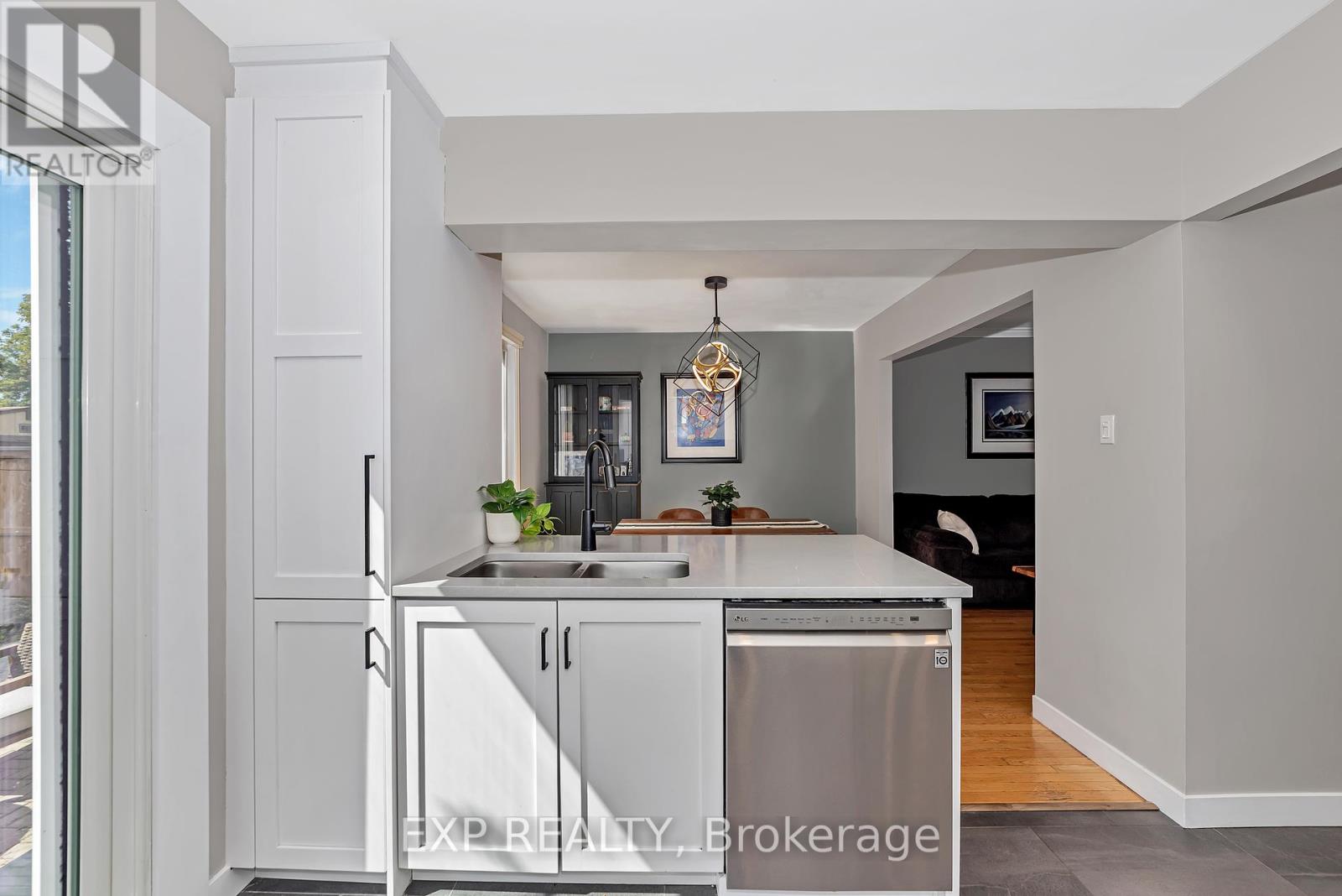 1943 Longman Crescent