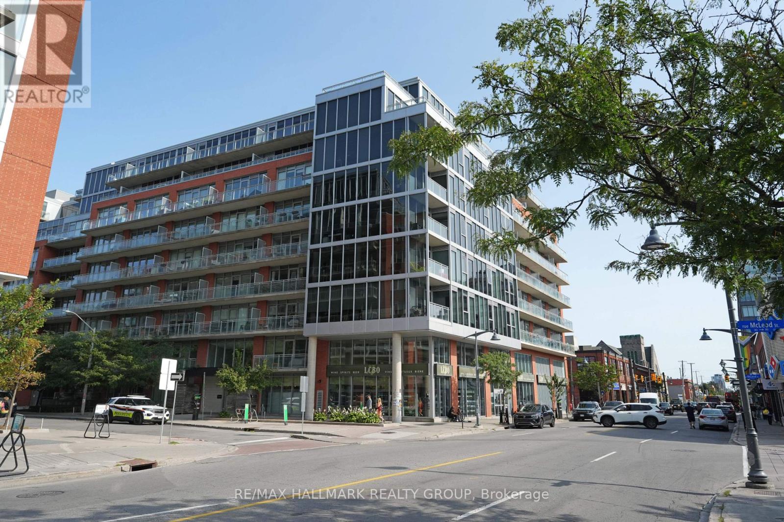 Penthouse 804 - 360 Mcleod Street
