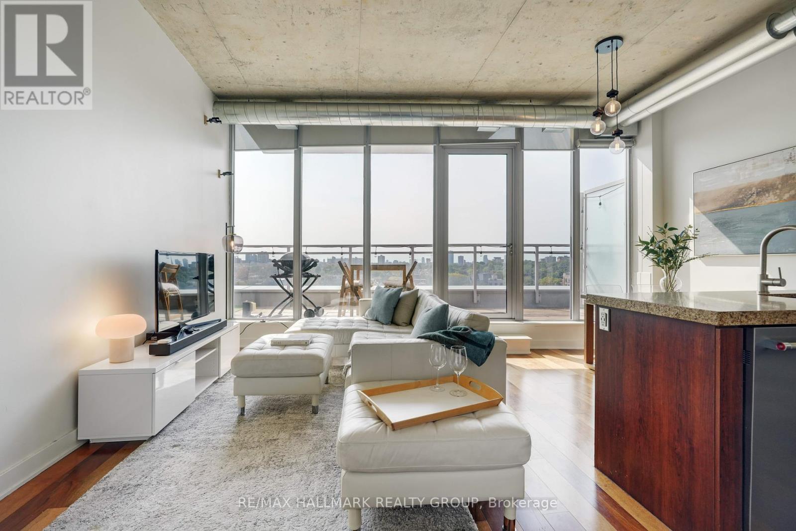 Penthouse 804 - 360 Mcleod Street