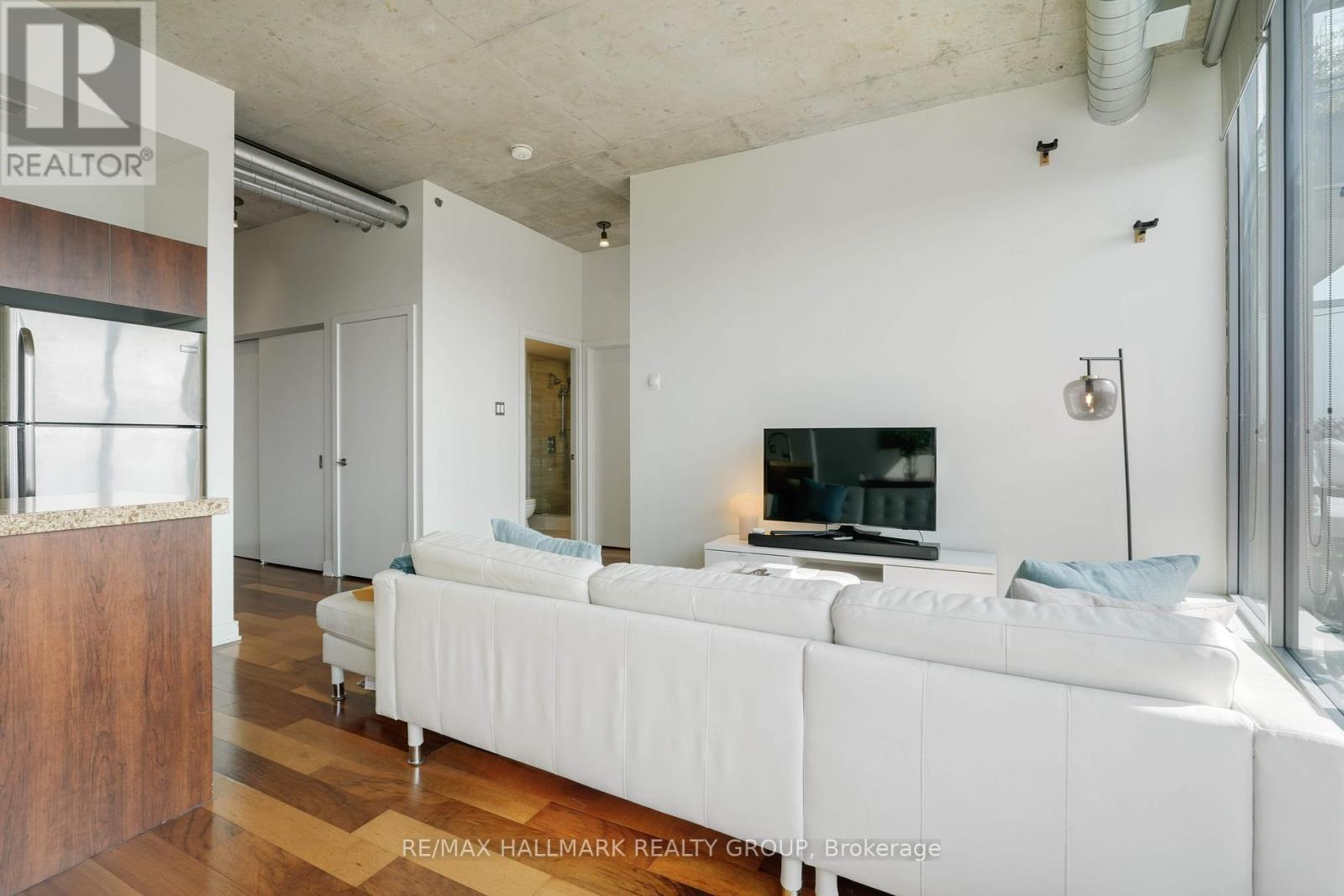 Penthouse 804 - 360 Mcleod Street