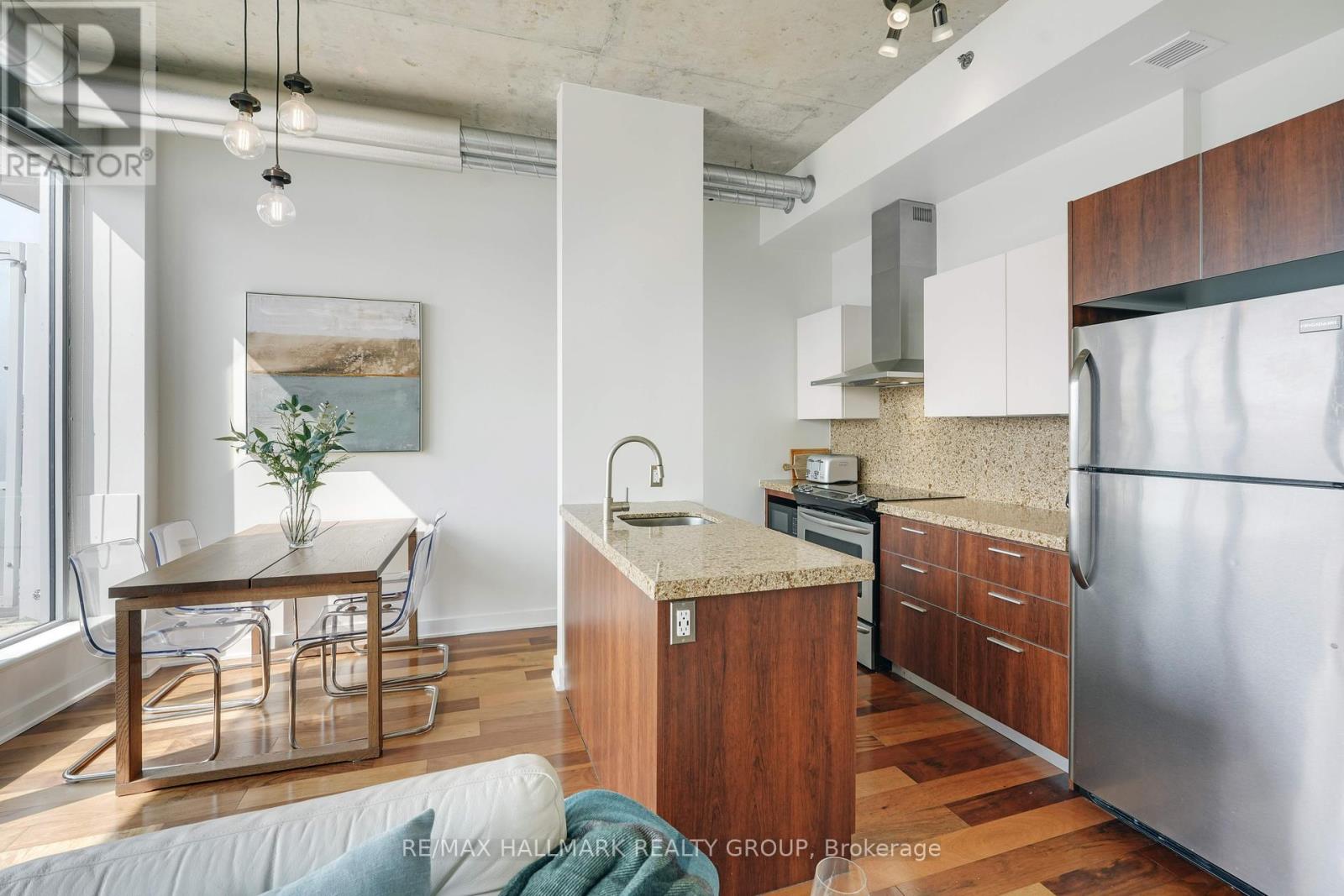 Penthouse 804 - 360 Mcleod Street
