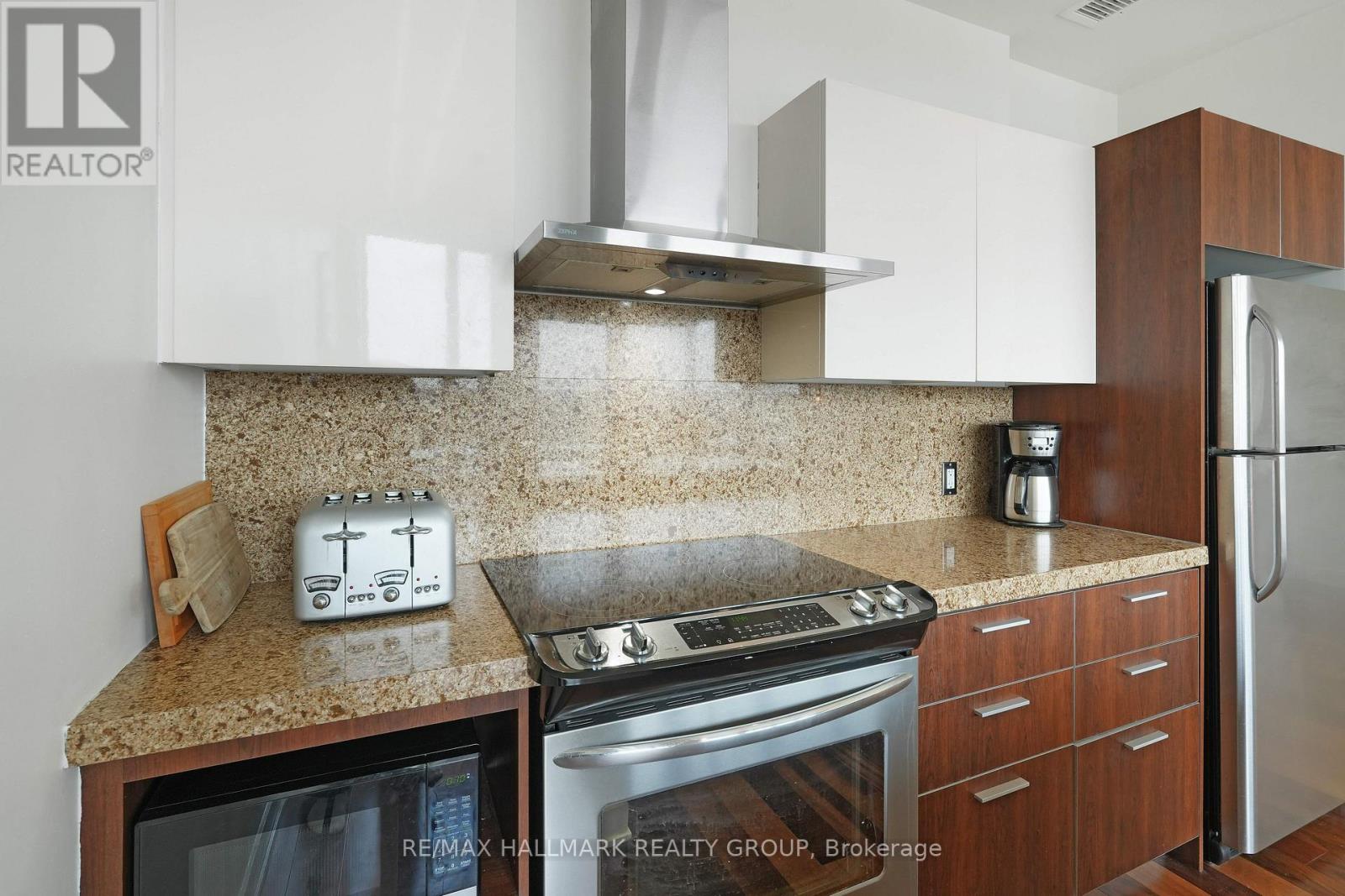 Penthouse 804 - 360 Mcleod Street