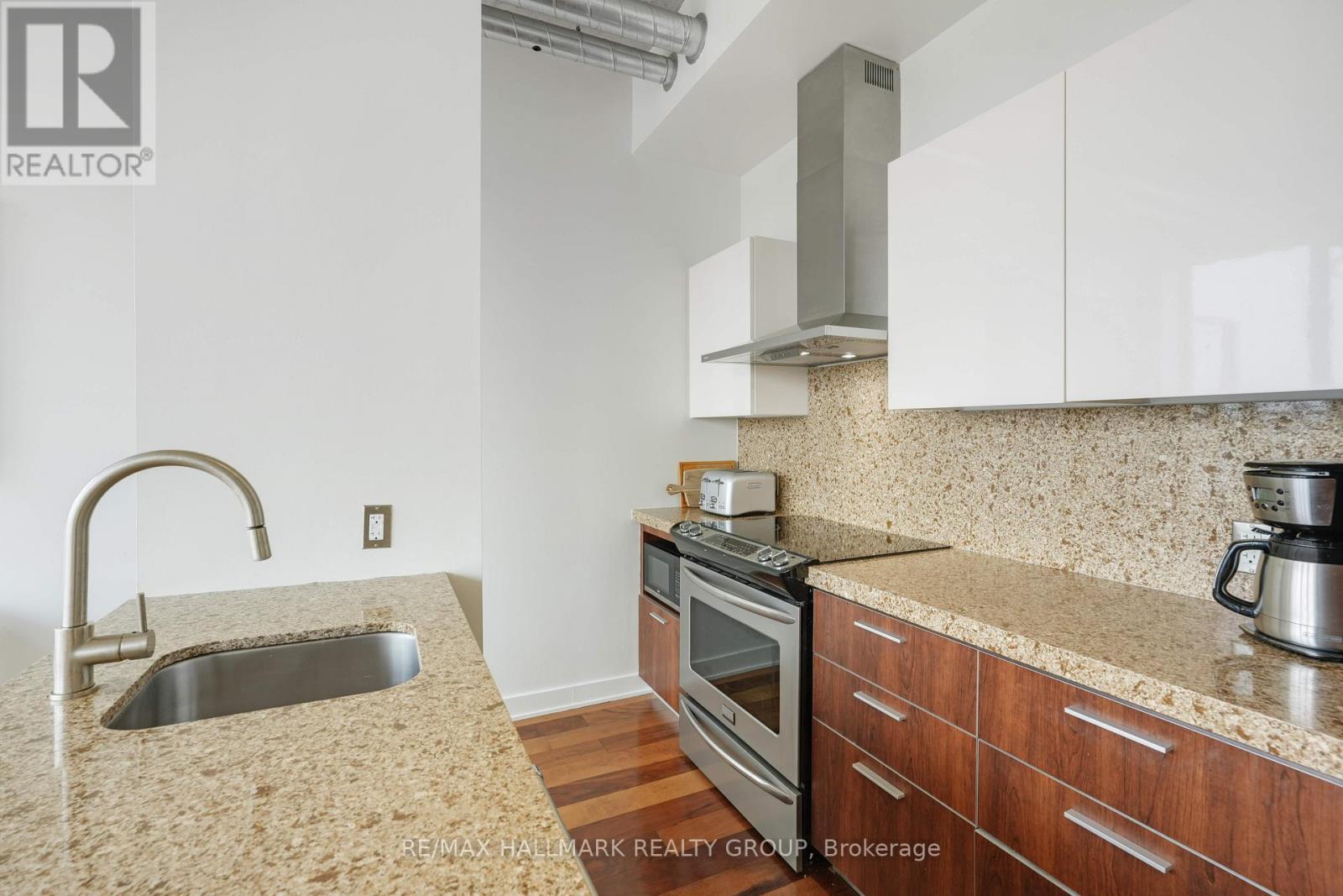 Penthouse 804 - 360 Mcleod Street