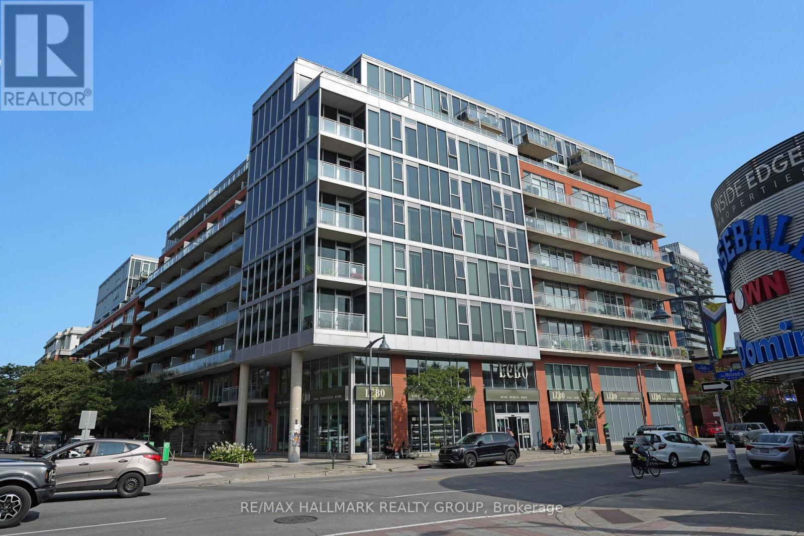 Penthouse 804 - 360 Mcleod Street
