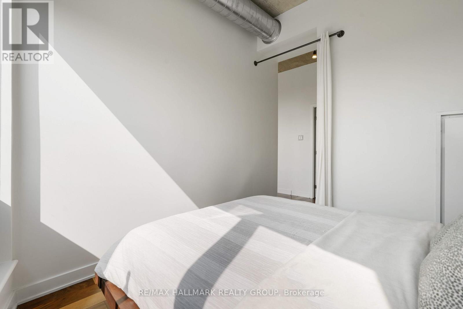 Penthouse 804 - 360 Mcleod Street
