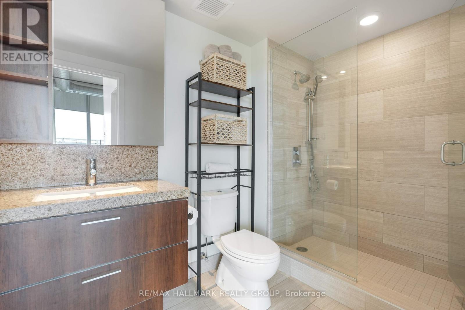 Penthouse 804 - 360 Mcleod Street