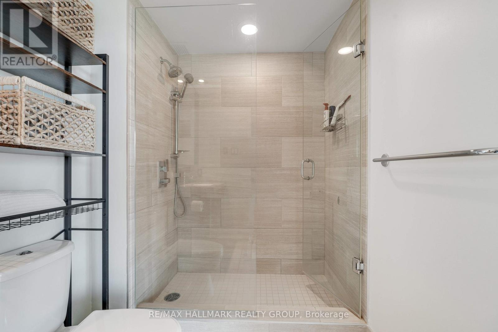 Penthouse 804 - 360 Mcleod Street