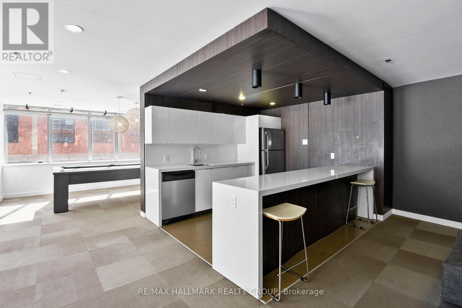 Penthouse 804 - 360 Mcleod Street