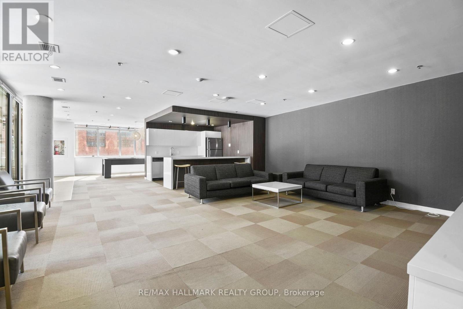 Penthouse 804 - 360 Mcleod Street