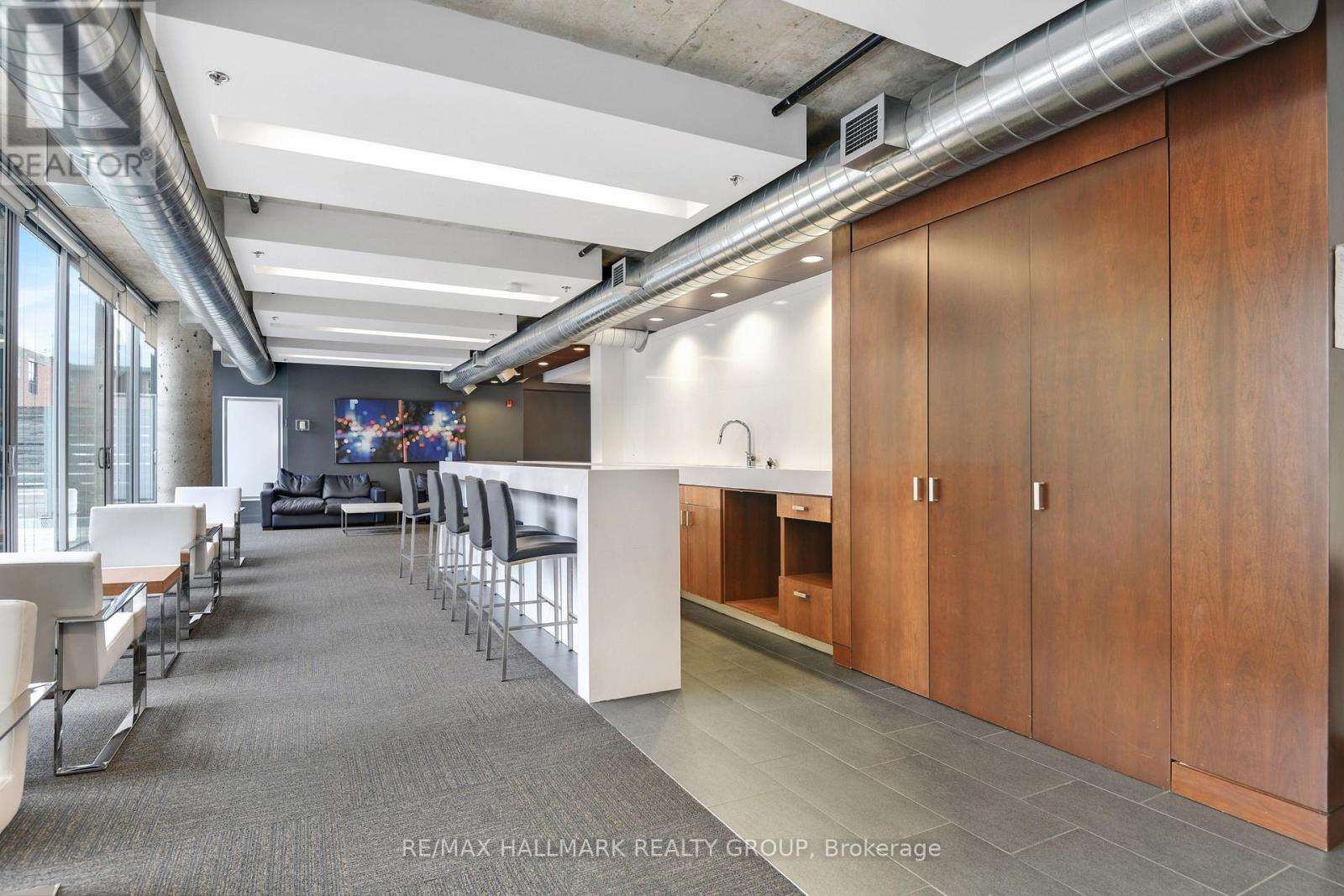 Penthouse 804 - 360 Mcleod Street