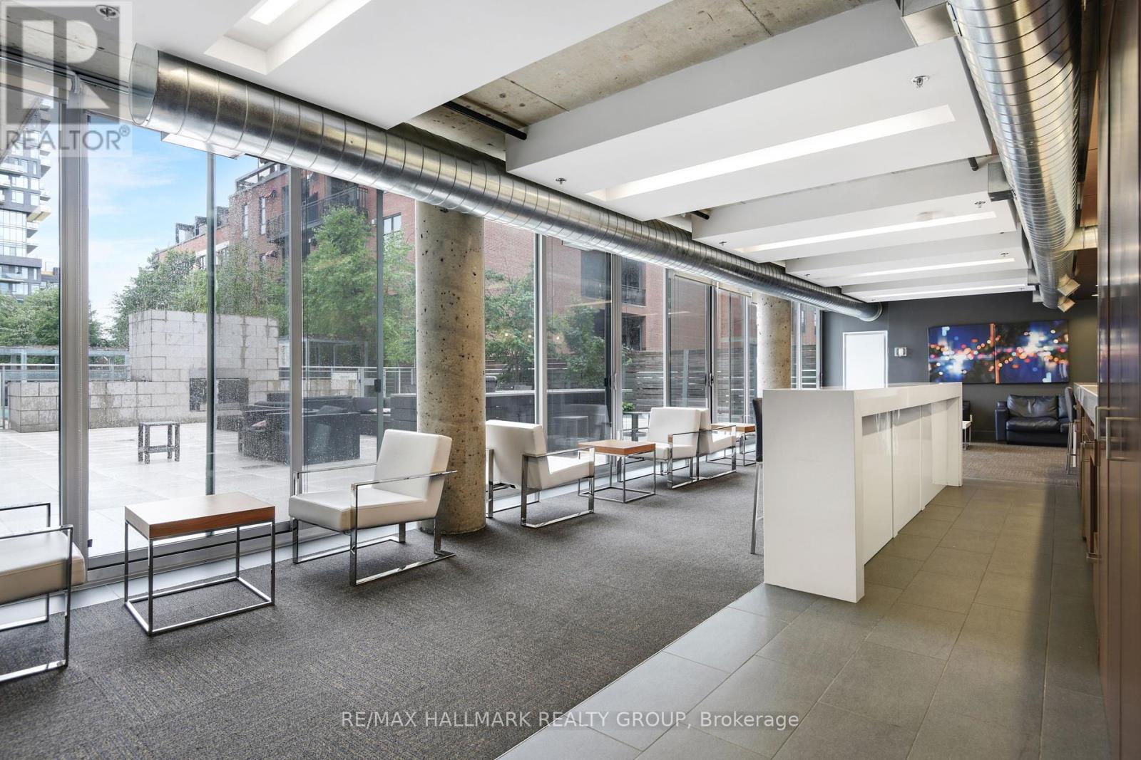 Penthouse 804 - 360 Mcleod Street