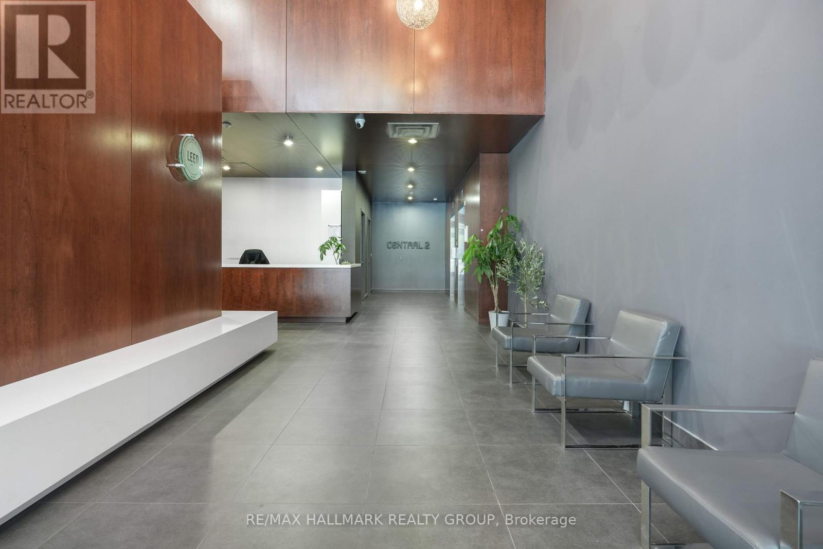 Penthouse 804 - 360 Mcleod Street