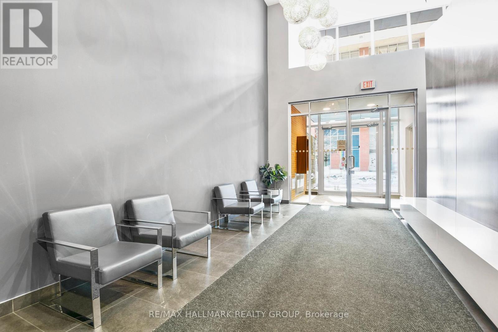 Penthouse 804 - 360 Mcleod Street