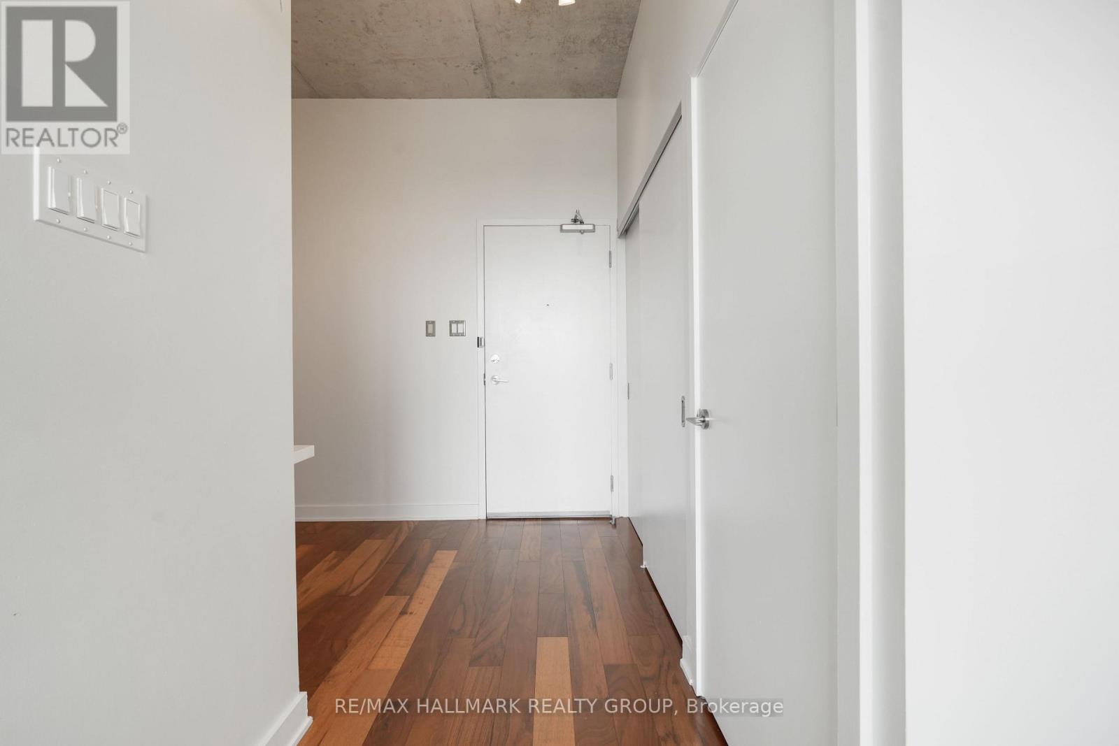 Penthouse 804 - 360 Mcleod Street