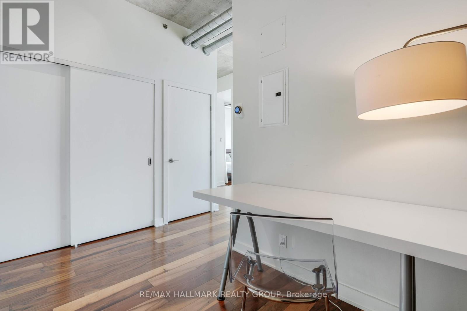 Penthouse 804 - 360 Mcleod Street
