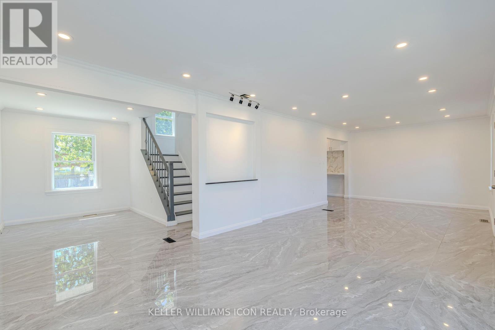 92 Meadowlands Drive W