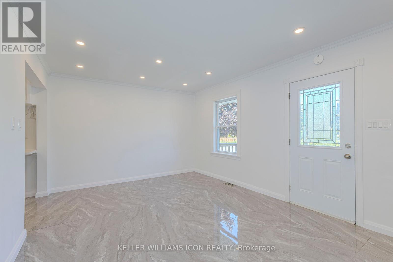 92 Meadowlands Drive W