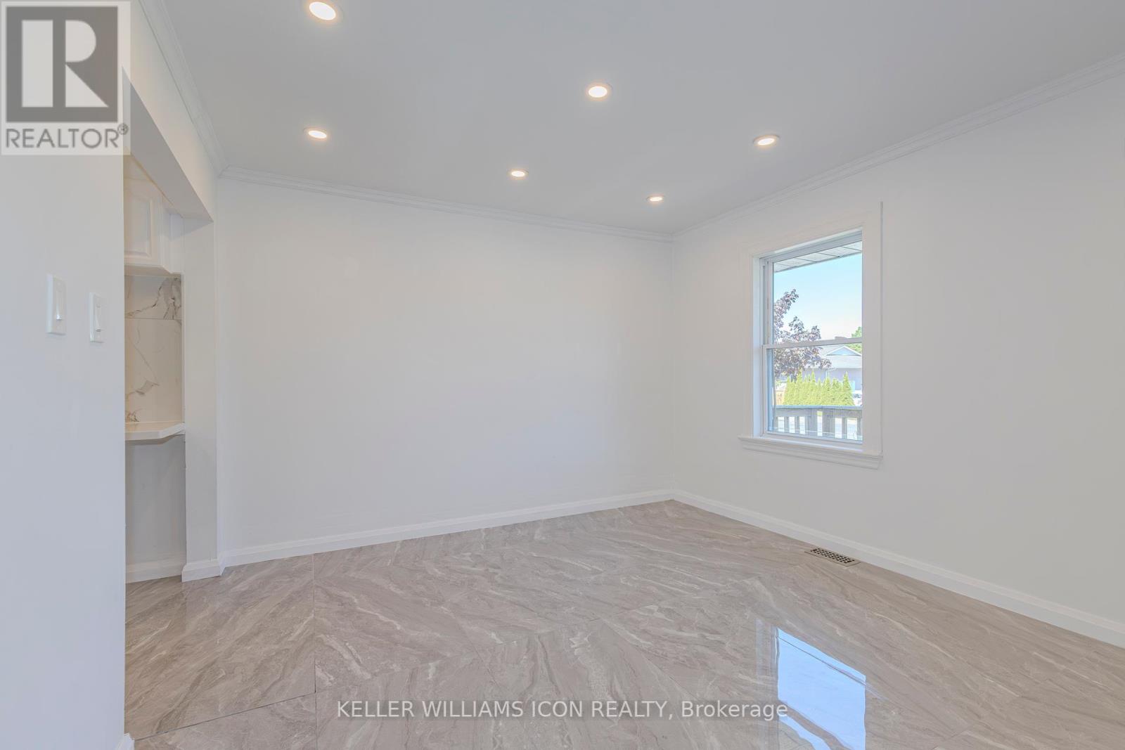 92 Meadowlands Drive W