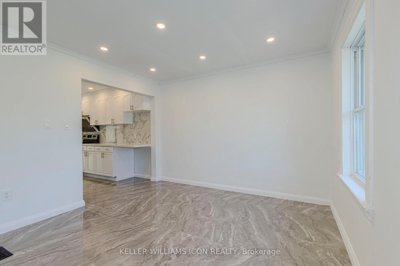 92 Meadowlands Drive W