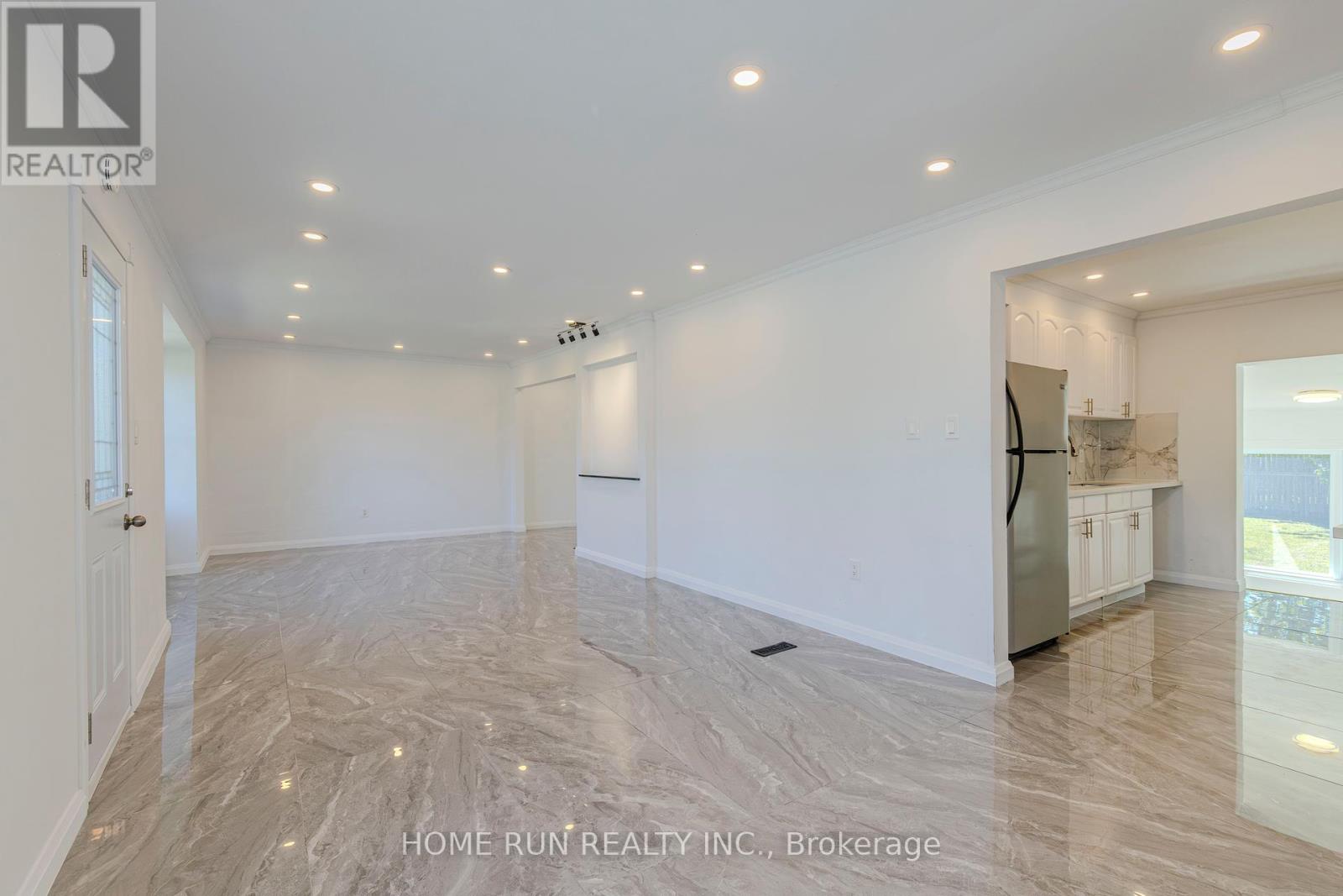 92 Meadowlands Drive W