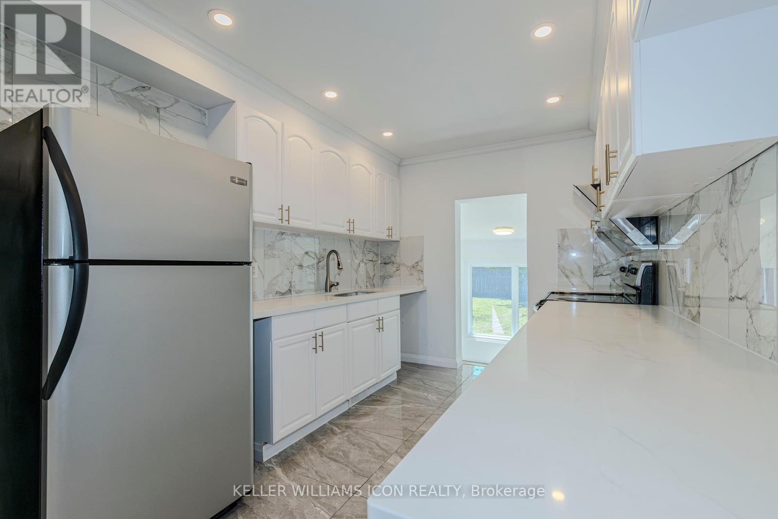 92 Meadowlands Drive W