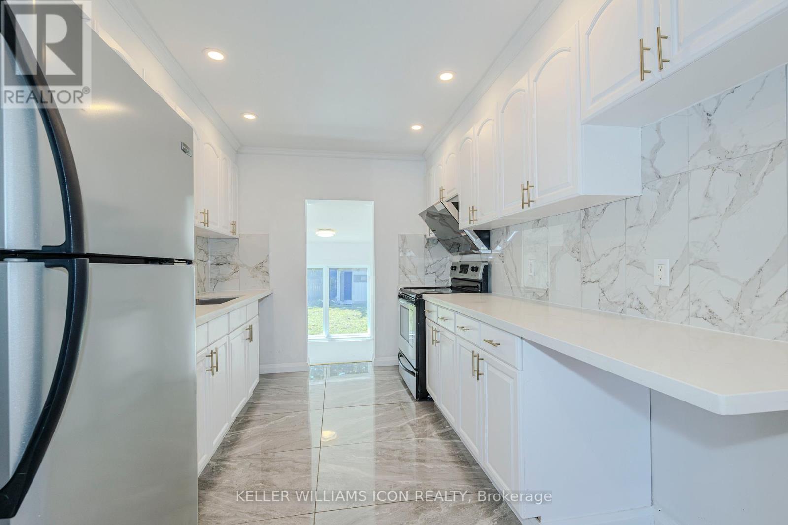 92 Meadowlands Drive W